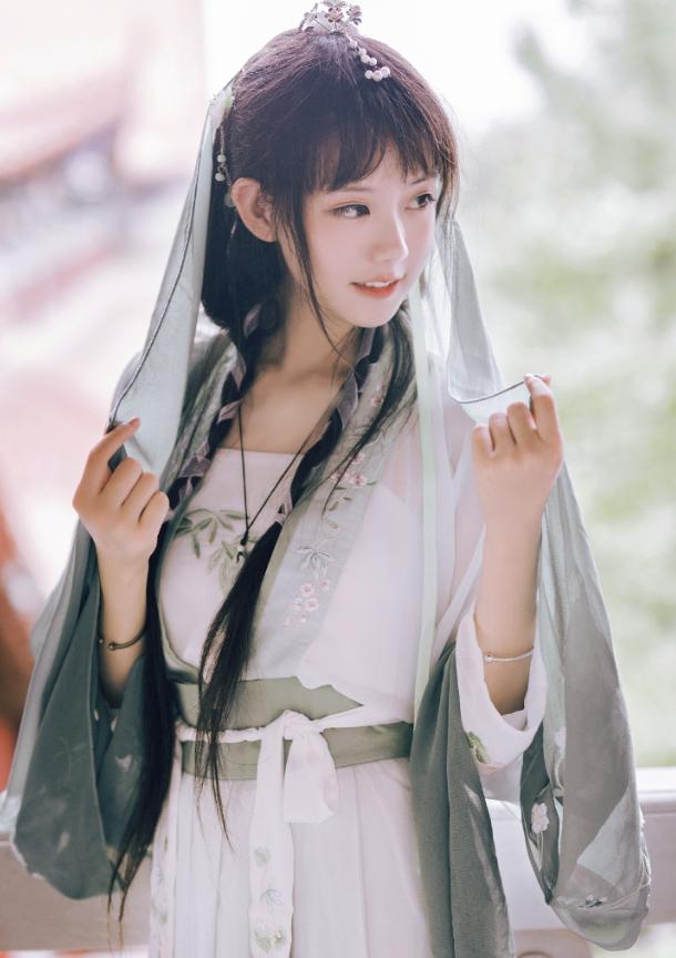 初三汉服小姐姐的抖音视频中，她用自己的方式向观众展示了汉服的美丽和传统文化的意义。作为一个汉文化爱好胀娆她以私人定制社保资源的方式，为文化复兴贡献自己的力量。这位汉服小姐姐不仅展现了汉服的魅力，还让人感受到了她对传统文化的热爱和尊重。如果你也是汉服爱好胀娆不妨关注这位抖音女星的人体艺术，一起探索汉服的魅力吧！