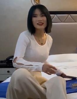 酒店jian+zhi+mei+nu缺钱约P家里，嗨翻一夜[1V733M]