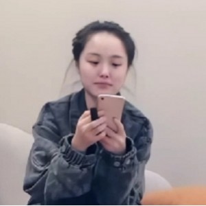 性感吊带黑丝牛仔外套，展现一字马妹子的翘pp