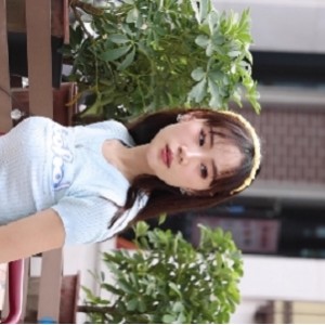 性感美女穿短裙丝袜展示迷人长腿视频百度云