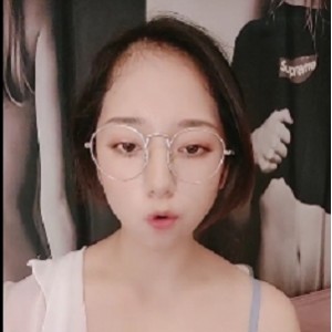 美臀眼镜妹视频下载，高清1V版，文件大小564MB，百度云链接