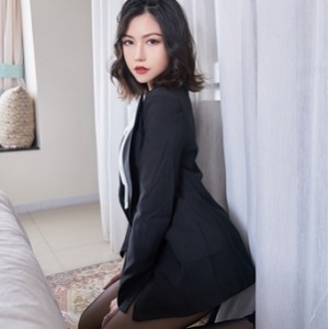 精选御姐风霸气成熟美：黑丝室外展示百合姐妹情