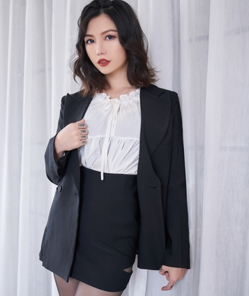 精选御姐风霸气成熟美:黑丝室外展示百合姐妹情