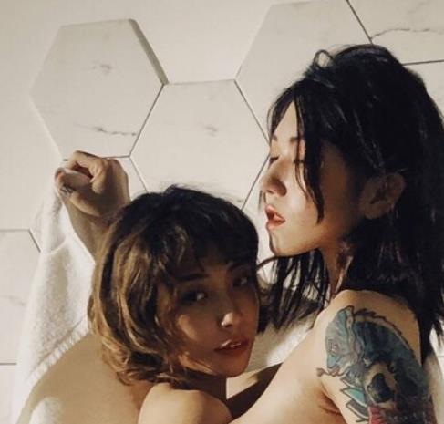 精选御姐风霸气成熟美:黑丝室外展示百合姐妹情
