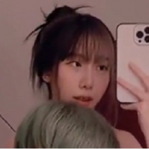 精选尤物：胸前软肉、瘦腰、细腿、粉奶头