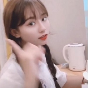 不见星空经典版：尽力剪辑的经典精彩镜头，摆脱丑无趣的服装，与男朋友的亲密动作，以及马桶和镜子的看直播！