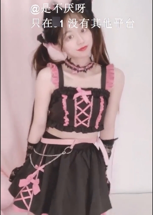 不见星空经典版：尽力剪辑的经典精彩镜头，摆脱丑无趣的服装，与男朋友的亲密动作，以及马桶和镜子的看直播！