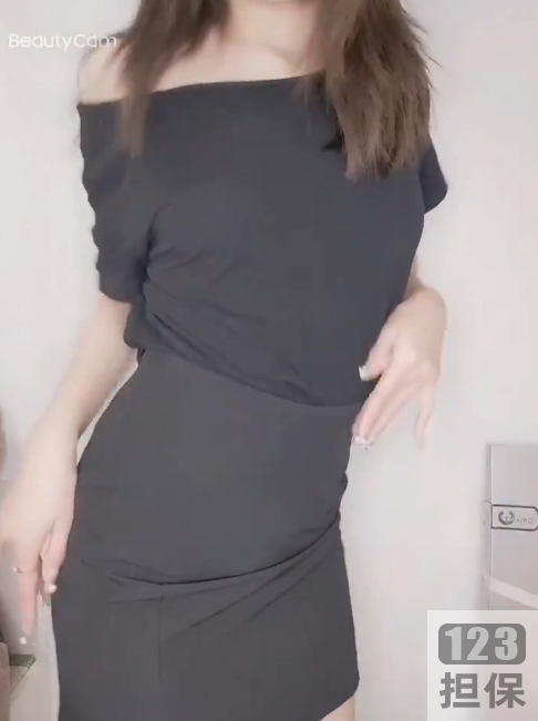 抖音大VTW网红糖糖礼物合集:JK裙、衬衫、水手服、灰短裙、黑白裙、小身段彩蛋节奏感自拍