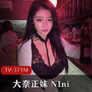 NIni直播界精选美女大眼博主皮肤白皙蕾丝低胸装