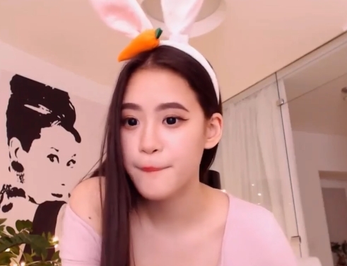 OnlyFans超模LiChang:东南亚美女、欧美清纯、豪放闺蜜、浮力爽感
