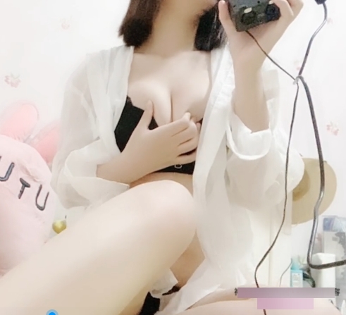 沈梦逸斗鱼超火视频斗鱼女神沈梦逸9月最新超火视频,白玉兔容颜黑森林眼神,绅士魅力无可比拟!