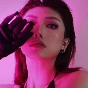 抖音绝版视频：Lisa田心三水变装素雅，小伙伴玩耍笑容洋溢，让你置身童话世界