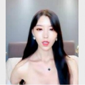 《老阿姨vs凹凸魔鬼身材：重口味的1.4GB约P爱恋慰藉缺母爱》