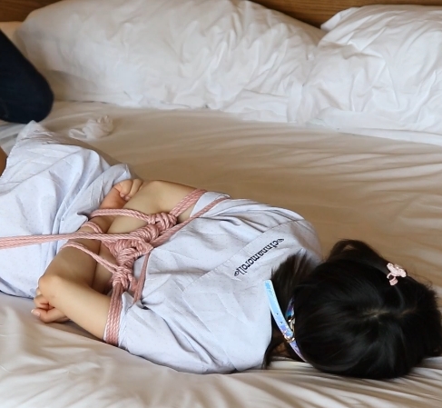 清纯妹子,TK大神抓住,白丝裸足,蒙眼堵嘴,驷马紧缚!