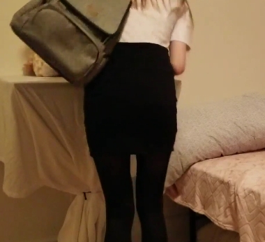 米老头闯入少女房间合集：13V3.2G内释睡觉视频