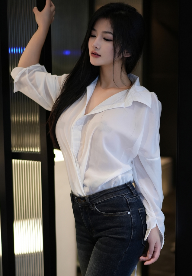 谭小灵浴室湿身定制视频：空姐性感展现，1.7G视频尽情欣赏