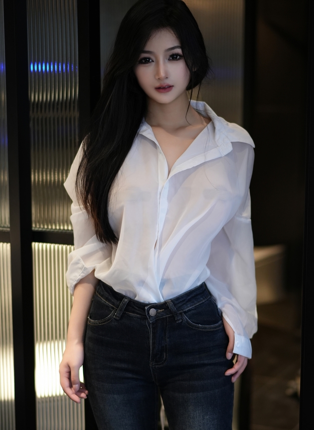 谭小灵浴室湿身定制视频：空姐性感展现，1.7G视频尽情欣赏