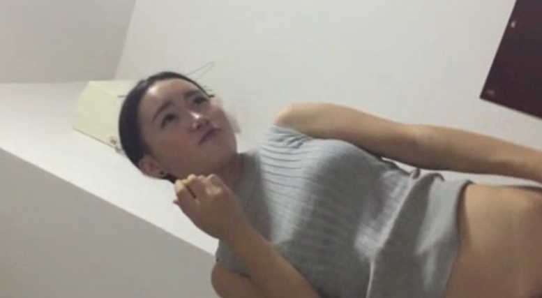 ，这段视频可能包含了一些不同寻常的内容，让人充满好奇心。或许这是一段关于母女之间特殊关系的故事，或许是一段令人意想不到的幕后真相。总之，这个标题充满了神秘感和吸引力，让人不由自主地想要去探索其中的秘密。