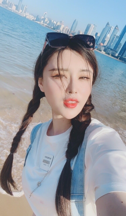 抖音美少女小雪与萌宠的日常生活