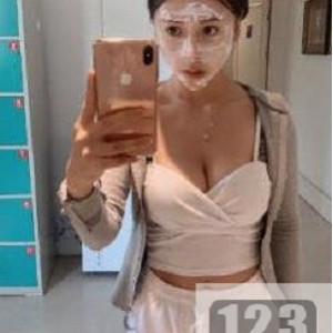 还展现了她的自信和坚强。25V，647M的视频内容丰富，让人看了过瘾。快来欣赏这位颜值爆表的女孩，感受她带来的视觉盛宴！