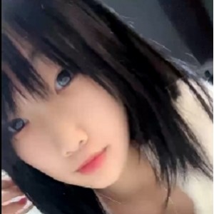 80多斤苗条妹妹在飞机场露粉某处，翘起屁屁扒拉神秘处的特写