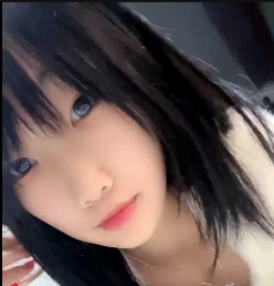 80多斤苗条妹妹在飞机场露粉某处，翘起屁屁扒拉神秘处的特写