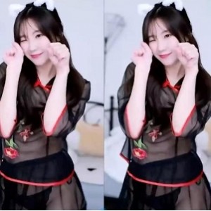 白色背心诱惑舞姿女团成员韩雅直播