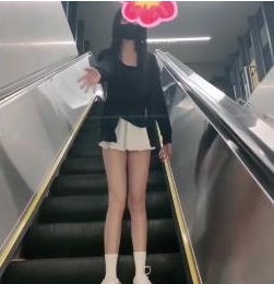 完美身材的嫩妹Luna000，适合室外多场景拍摄