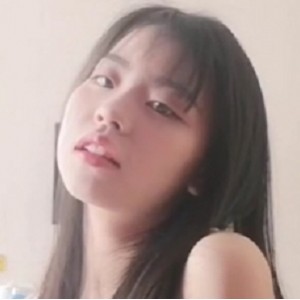 完美露脸艺校清纯小美女琪琪与四眼男的反差指教：chui xiao放飞自我打粑粑相当投入