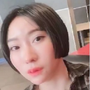 大罩杯美女户外大罩杯，不穿奶罩不穿内裤，手指扣某处[1V+189MB][百度秒传]