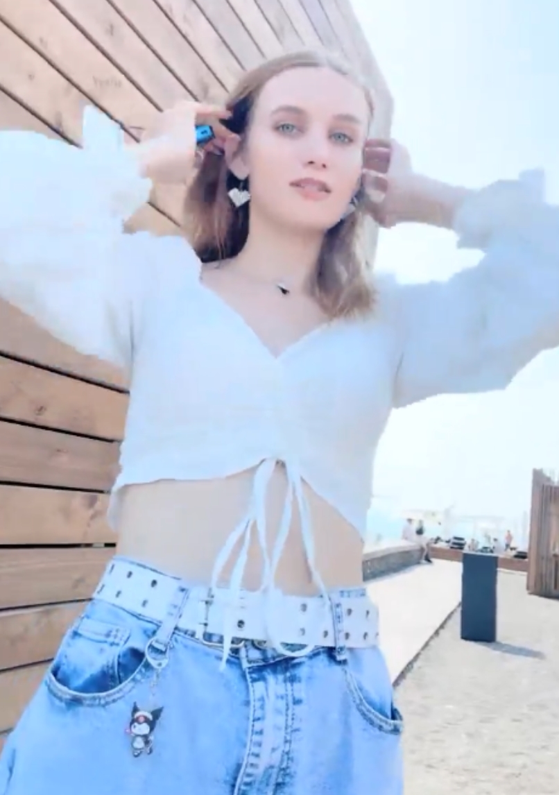 无屏障进入的户外挑战者与海边搭讪的精选女神