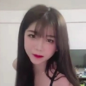 高颜值美女主播被指教成小小狗，双腿漏某处