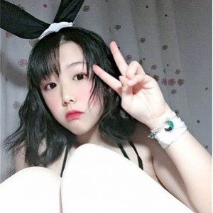 网红快手主播福利两套奶酪陷阱作品，全能型极致身材，袒露胸脯丰乳，优柔动作，衣架发夹，高颜值粉丝必备！