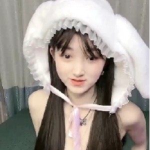 性感尤物美少女：吊带玩穴玩弄
