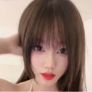 极致美貌！黑框眼镜+双马尾，白嫩漂亮馒头，超好特写！