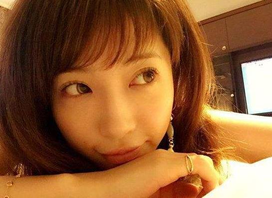 kyara_Sss：模特女歌手，仁川网红，美貌车灯下的视觉盛宴