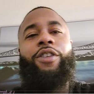 黑人大胡子哥遇上华裔火辣成熟主妇，卧室噼里啪啦，让你欲罢不能！