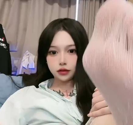 某推超级火爆TS蓓蓓酱,男孩面容+完美胸前软肉,10V技巧、540M变身,男女通杀,满足你的欲望!