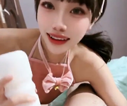 《勇敢爱自己:被偷偷放飞自我后的合租女同事吃鸡强上》:网红{{网红名字}}拍摄,把看似{{关键词20}}的情景变成一部精彩的视频,让观众感受到一种全新的视觉体验,一起见证主角{{杜撰一个姓名}}的勇敢爱自己之旅。