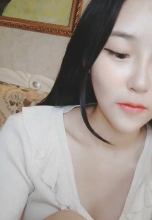 女神柯妹一字马合集:某平台排行榜热门,自我管理,家中看直播,拥有更多粉丝