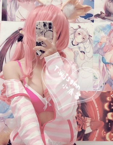 《某推上的超人气网红小鹿酱：极品绅士必备，下载品鉴观赏精彩作品合集》