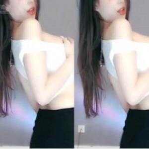 最新斗鱼虎牙人气女神(苏樱)直播间浮力视频