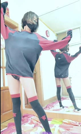 她跳着脱,她跳着脱,她跳跳脱脱,她脱脱跳跳。