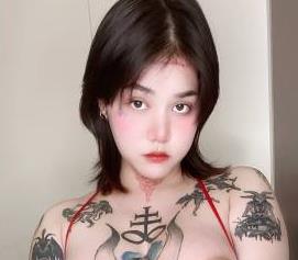 某推的宠物纹身,居然是个画风清奇的狗狗。