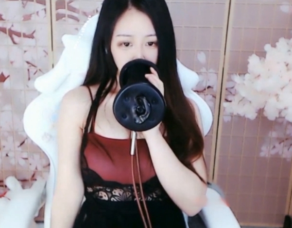 宅男粉千呼万唤的,斗鱼直播人气女神浮力姬终于出来了。