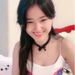 19岁广州小姐姐小伊伊纯情辣妹视频首秀吸引眼球