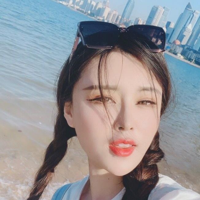 抖音网红少女薄丝汉服一只萌宠最新合集12V695M，魅力直播与照片分享