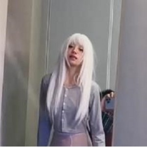 自拍平台小二白毛少女合集1V400M，作者自拍，白发少女杀手，下载观看