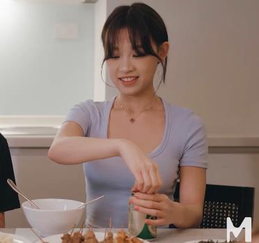 优质女Y艾鲤最新合集4V4G，妖女榨汁与旅行社自拍，身材苗条可爱，剧集齐全