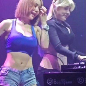 DJ热舞翘臀黑丝熟女最新合集1347V15.08G，广场舞素人露脸